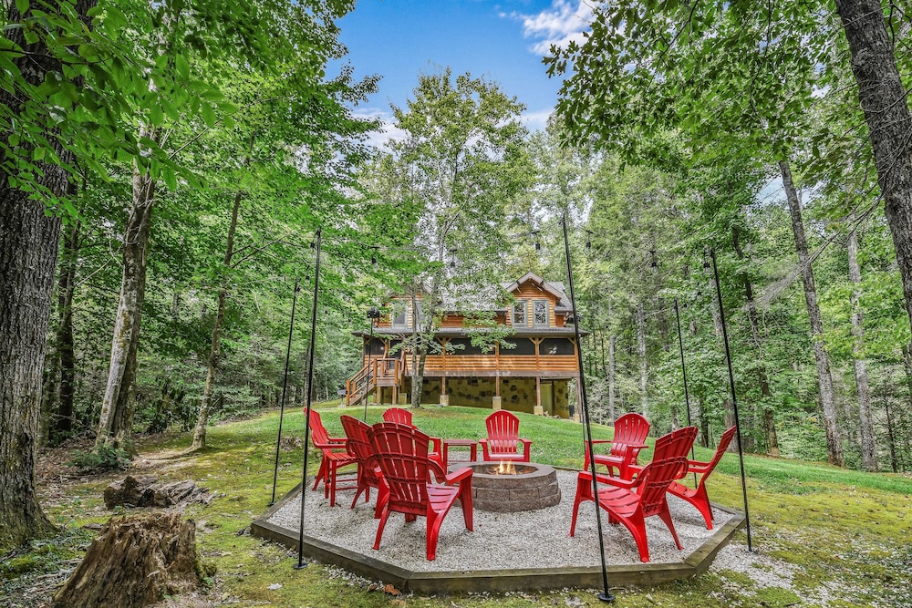 A Mountain Spirit 3 Bedroom Cabin by RedAwning