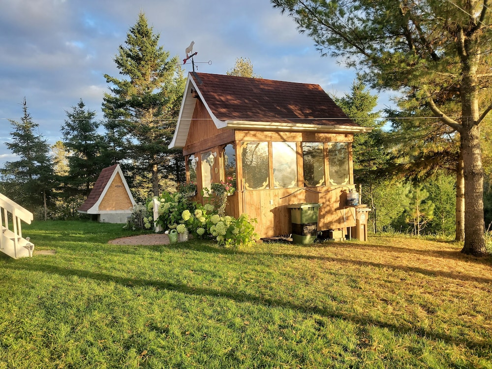 Saguenay-lac-saint-jean Getaway 3-bedroom Holiday Cottage With Garden View