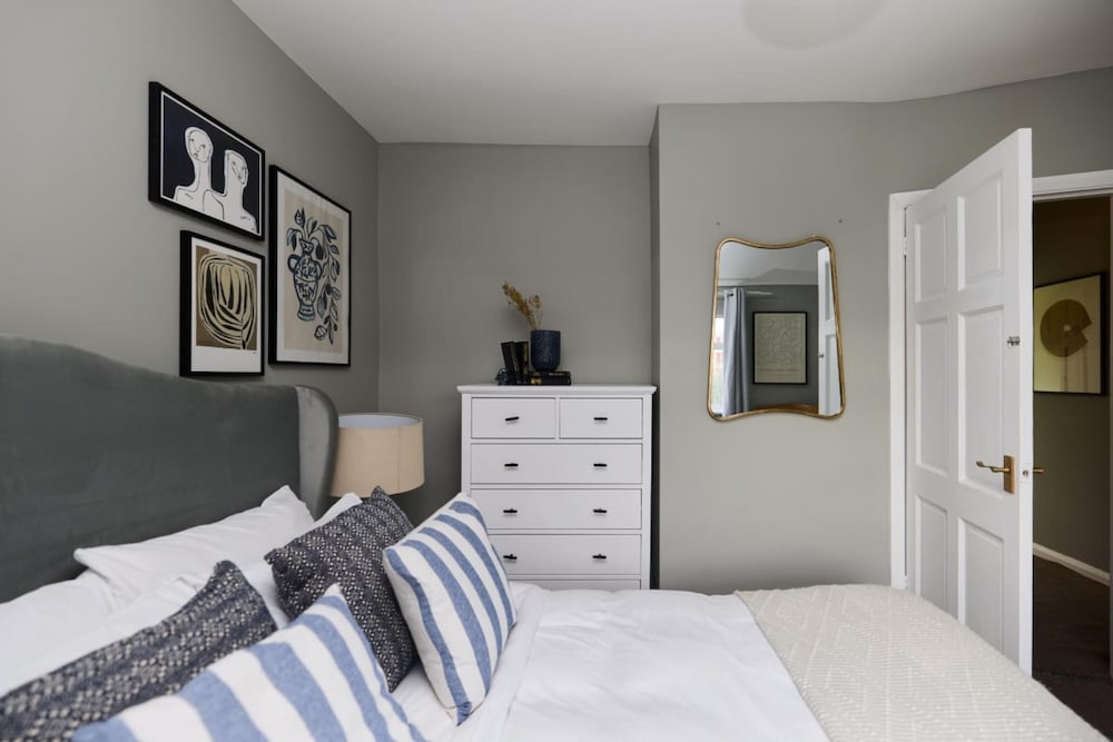 The Dagenham Park Place - Dazzling 3bdr House With Garden view 5