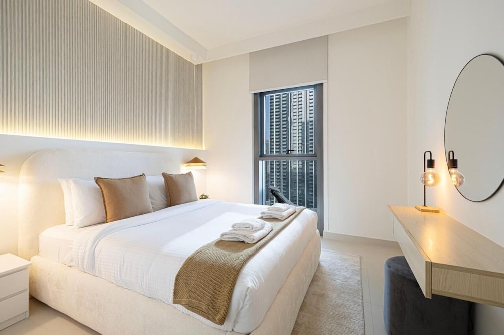 Burj Crown Lux Apartment by Dubai Mall