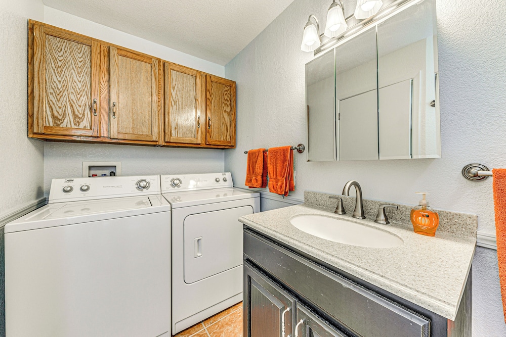 1 Mi to Alto Lake: Mtn-view Home w/ Large Yard!