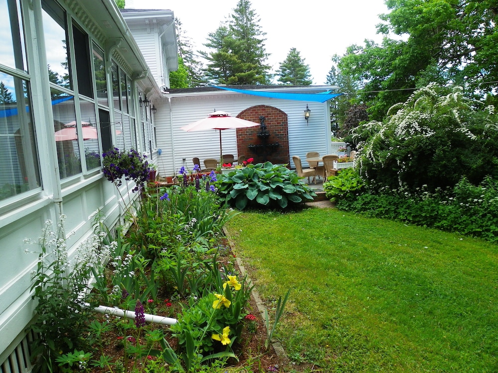 Homeport Inn and Tavern