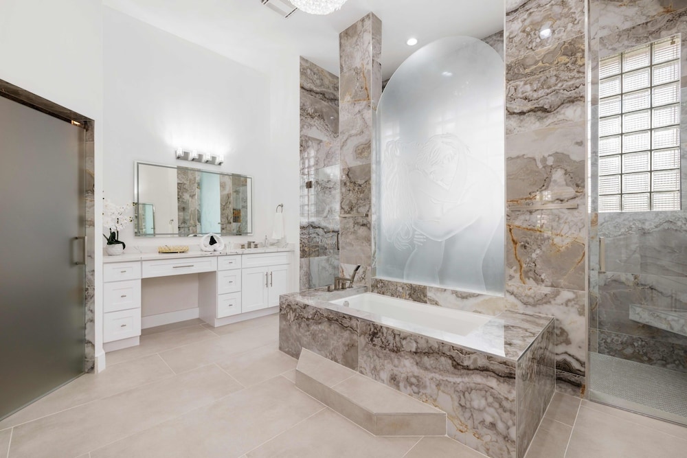 Grand 6BR Plantation Estate w/ Tennis & Pool