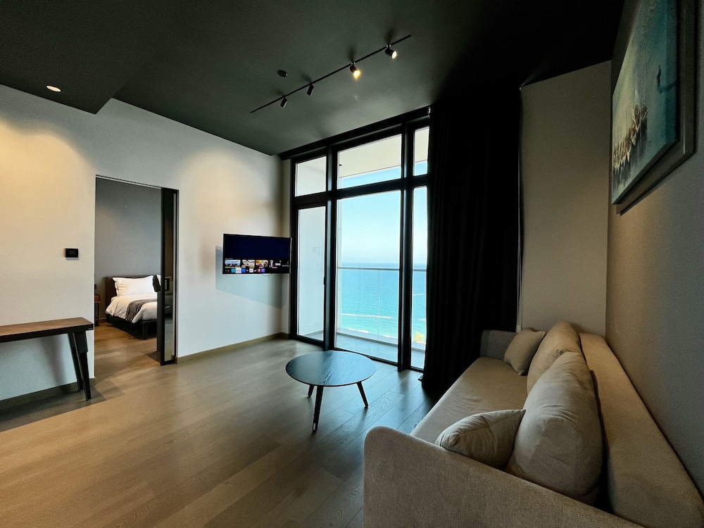 128 LIM - 2106 Stay Only Tower Suite
