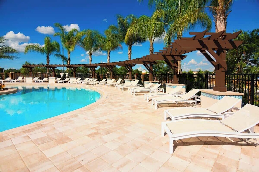 Kissimmee 4BR Townhouse: Perfect for Families!