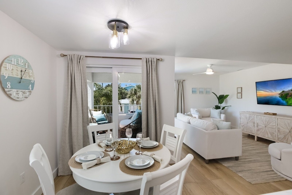Hidden Pearl 2 Bedroom Home by RedAwning view 4