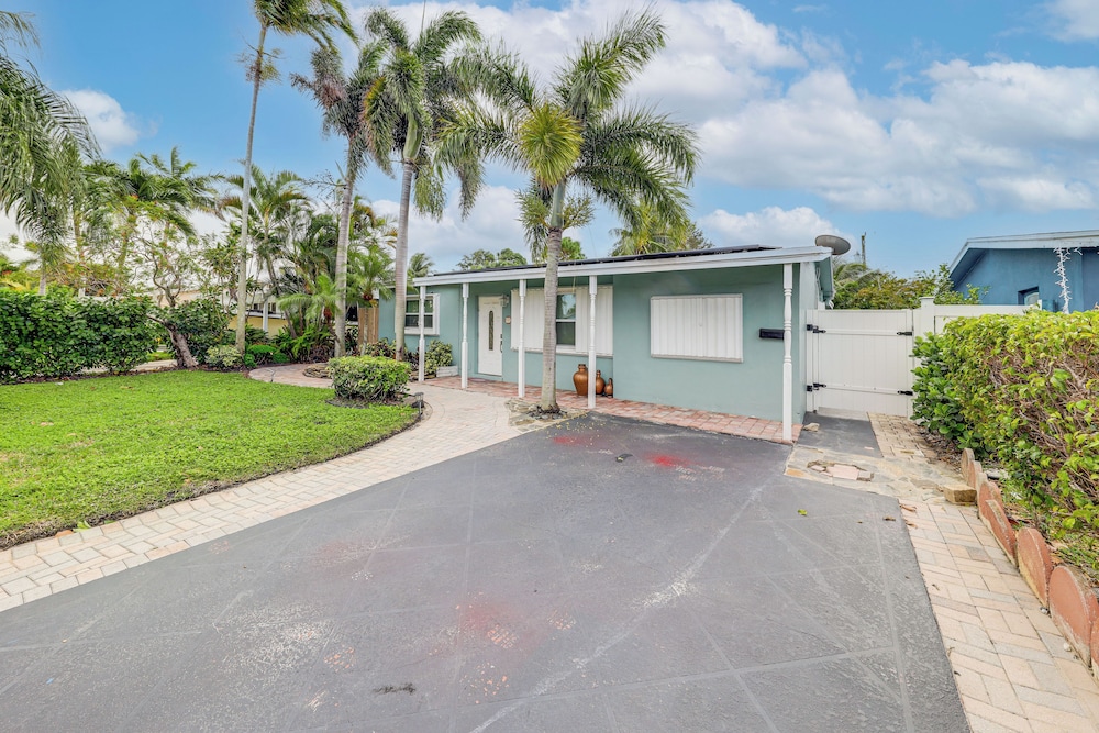 1 Mi to Beach: Sunny Lantana Cottage w/ Pool!