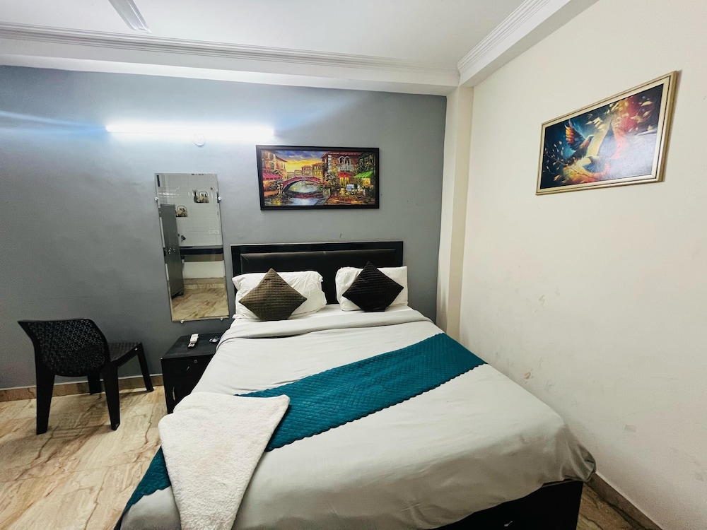 Roomshala Hotel South Embassy