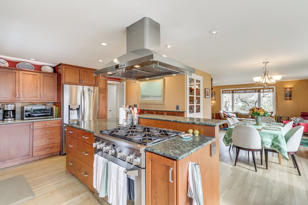 6 Mi to Dtwn Seattle: Walkable Home w/ Hot Tub