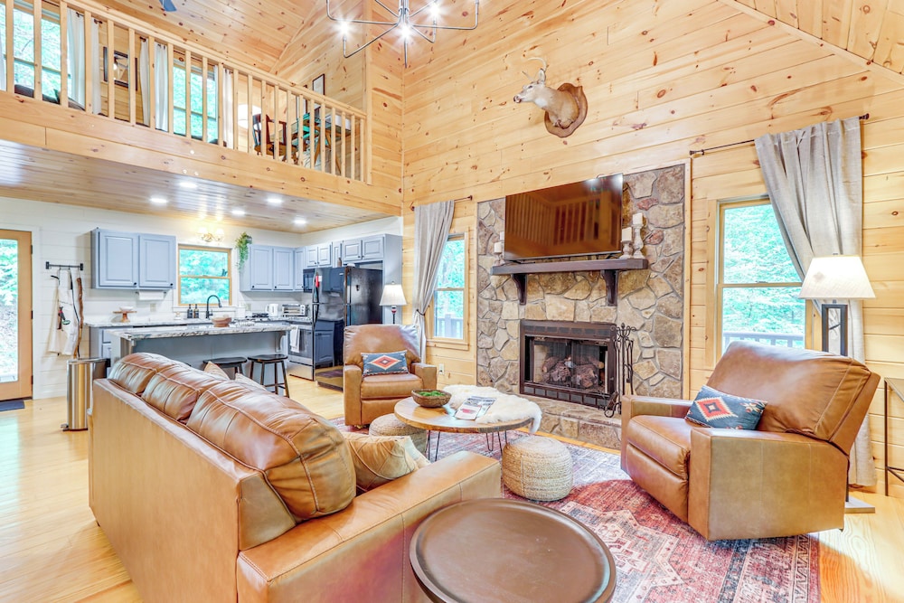 5 Mi to Dtwn Blue Ridge: Spacious Cabin w/ Hot Tub