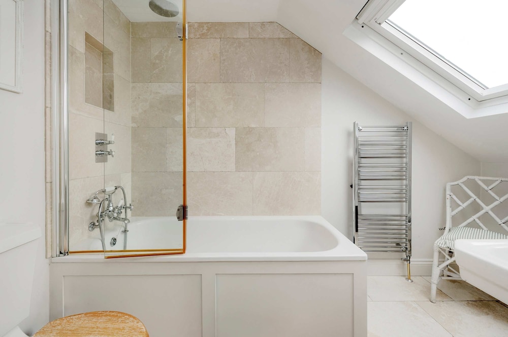 Stunning 4 bed Fulham Home With Garden