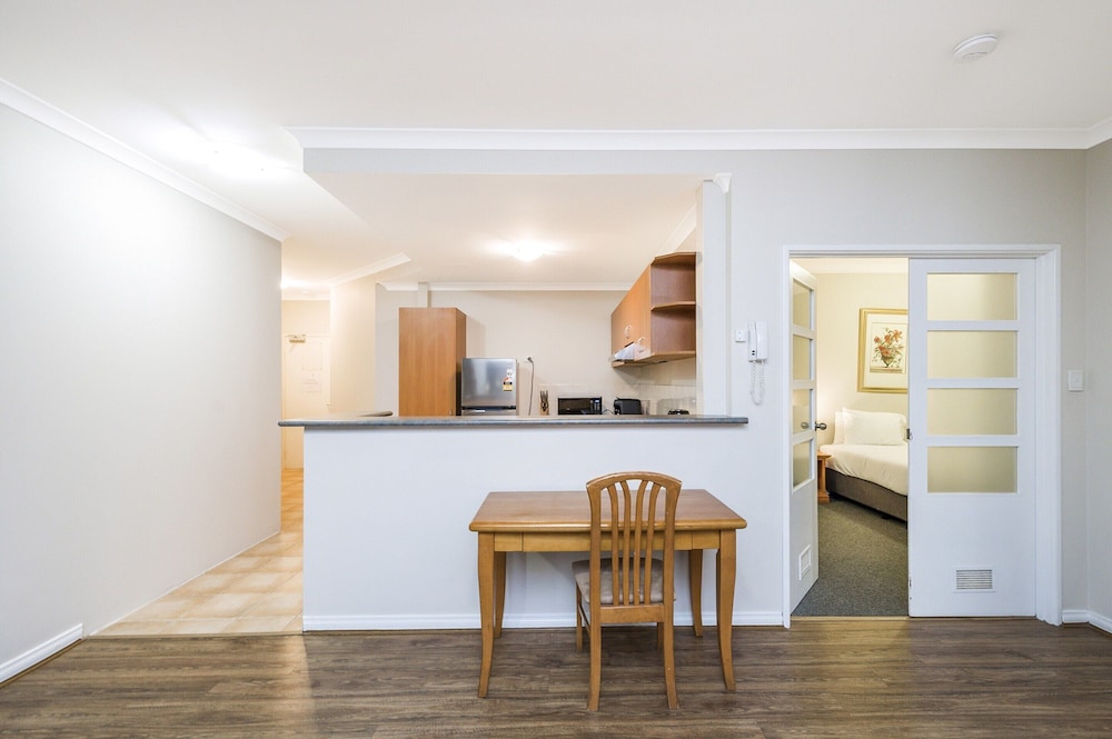 Central East Perth Flat With Pool & Gym Access