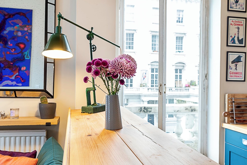 Beautiful Two Bedroom Abode Near Victoria