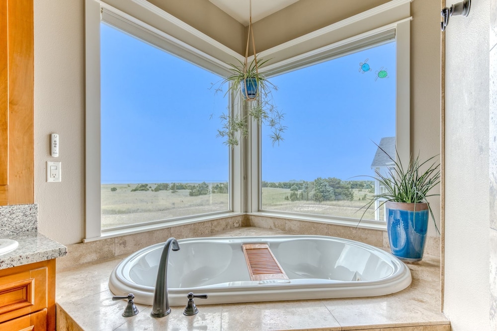 Oceanfront Comfort Style Luxury Hot Tub Wifi 600 35