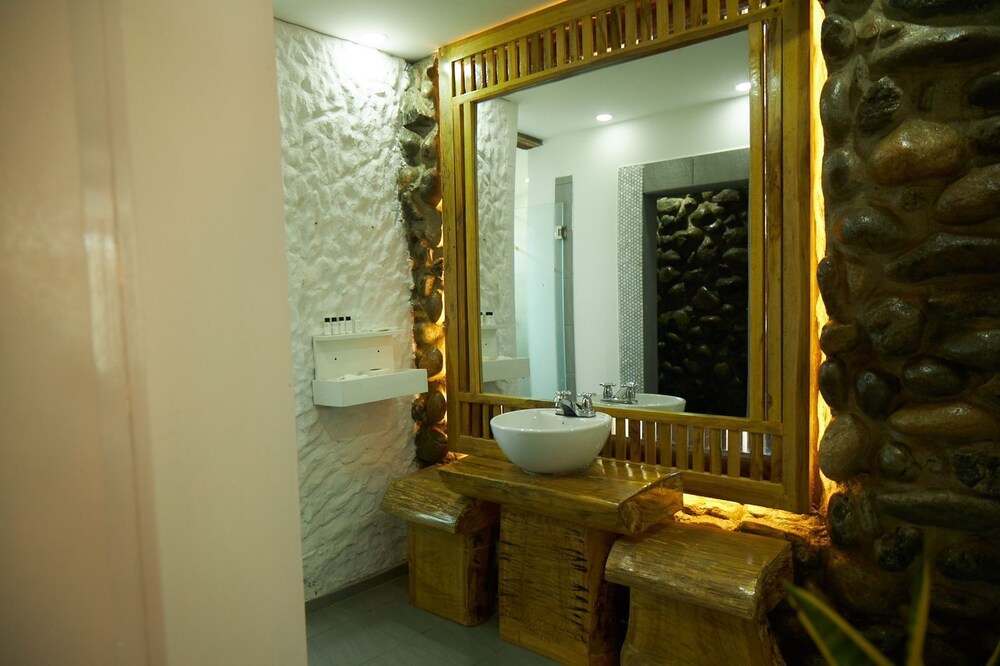 TUNAS & CABRAS HOTEL