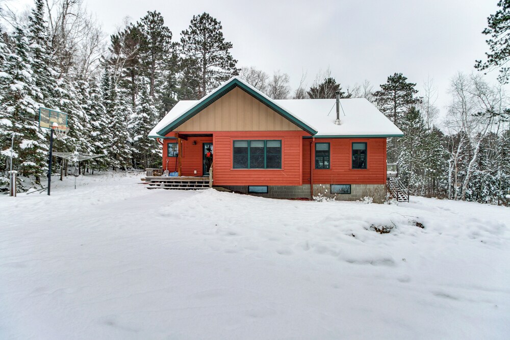 Dock & Foosball: Esquagama Lake Family Cabin