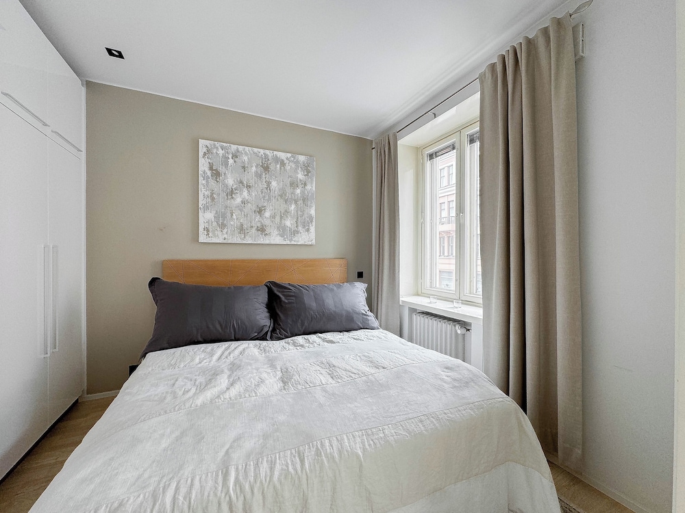Stylish Downtown 2BR Flat with Sauna and Work Area
