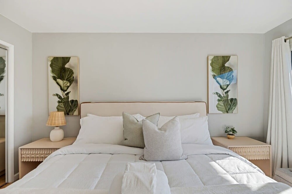 @ Marbella Lane - Chic Abode W/mountain Skyline