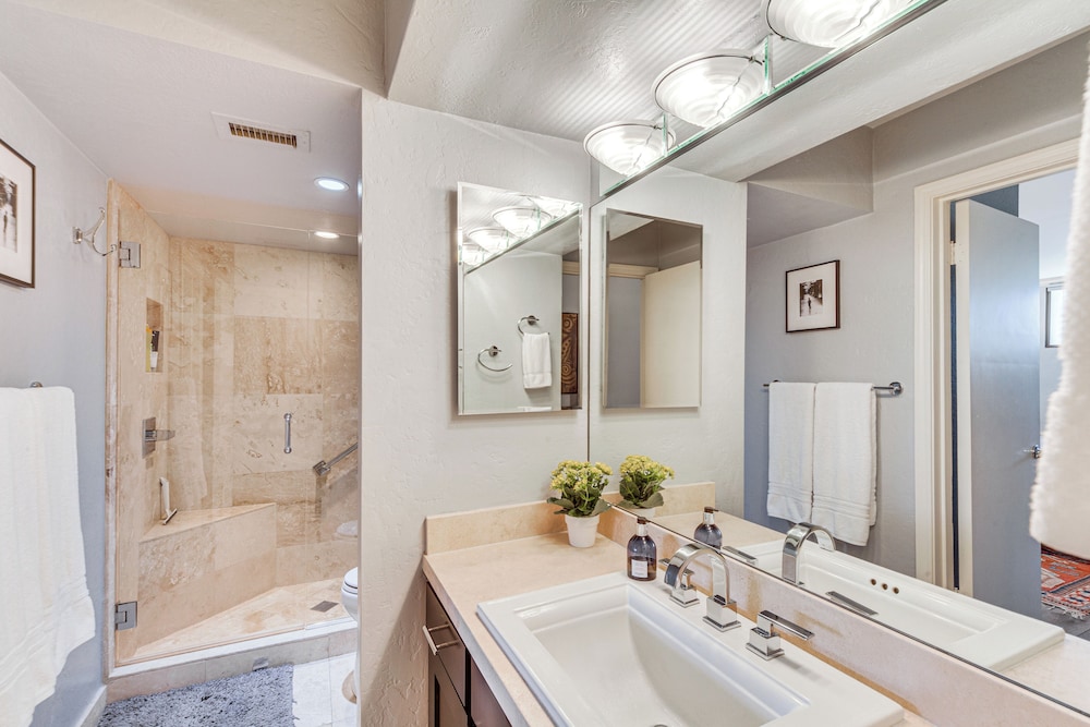 Mtn-view Condo w/ Pool Access in Palm Springs!