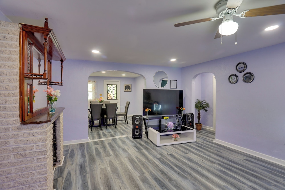 9 Mi to Hersheypark: Spacious Home w/ Deck