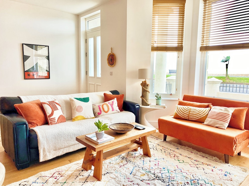 Stunning 2 Bed Apartment on the beach by Urban Roost