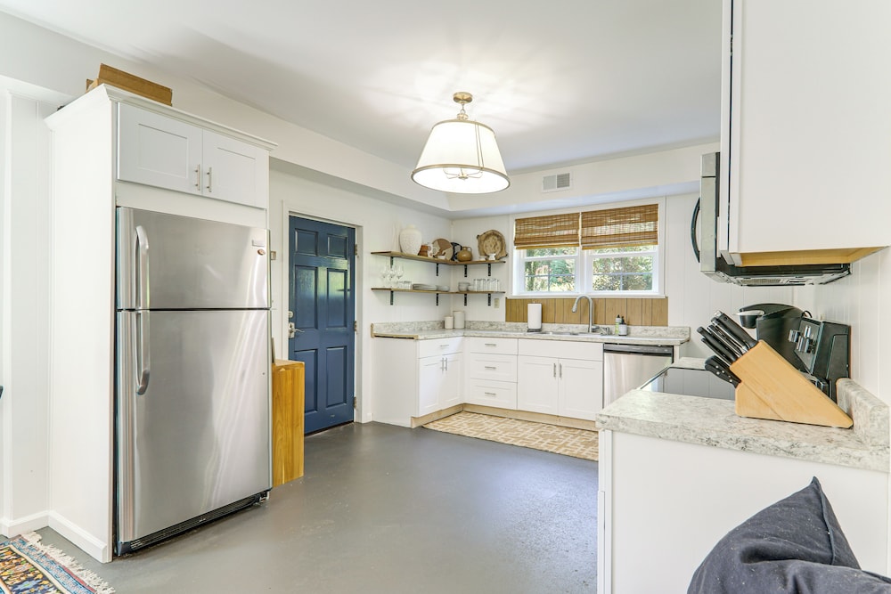 4 Mi to Uga: Bright & Airy Athens Apartment!