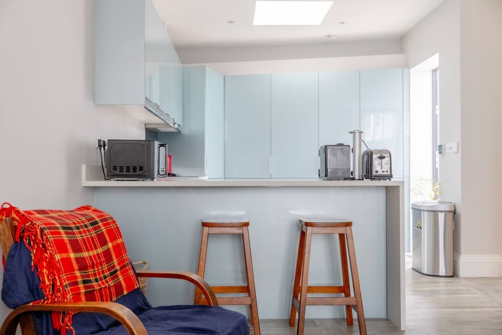 Chic & Spacious 2BD Flat -2 Mins to Baron's Court