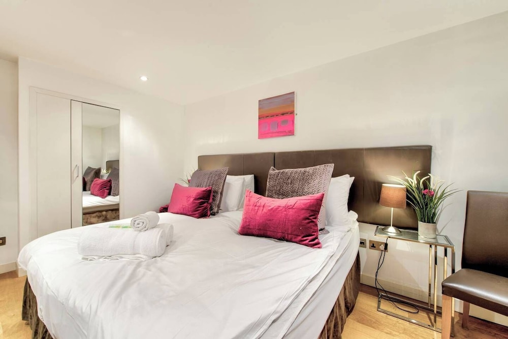 JOIVY Quiet Mews Street Apartment in the Heart of Edinburgh view 4