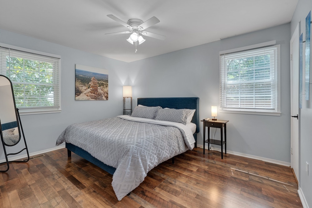 Relaxing Retreat Near North Hills & Downtown 3 Bedroom Home