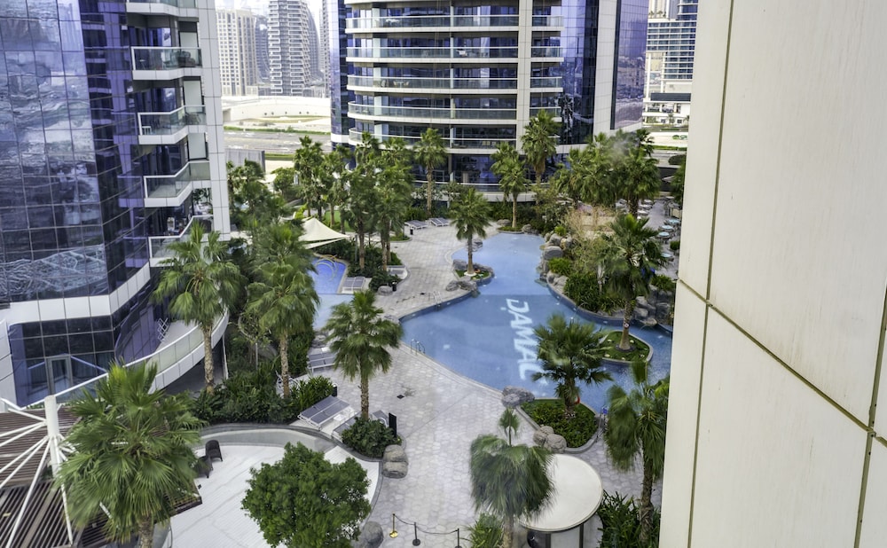 Glamorous 2BR in Damac Paramount Tower