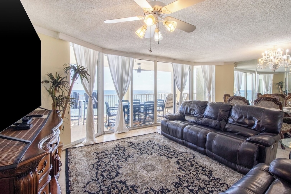 3BR Gulf-front Luxury w/ Pool Bar & Spa Baths