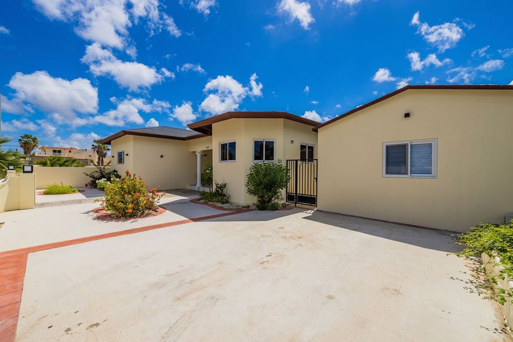 Newly Renovated 4BR 4BA Private Pool Eagle Beach