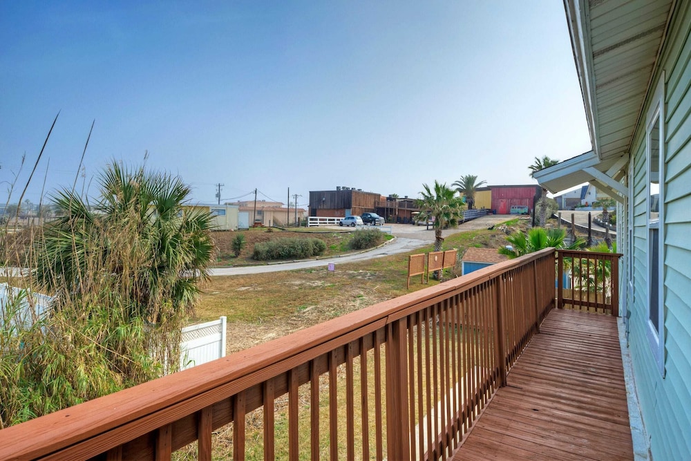 Near Beach & Dining in Golf Cart Zone + Private Balcony Salty Sunshine #B