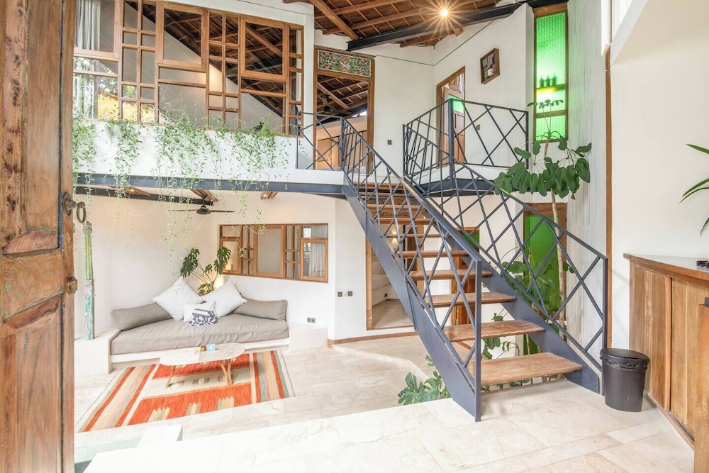 Modern 2-br Art Deco Villa, 800m From the Beach