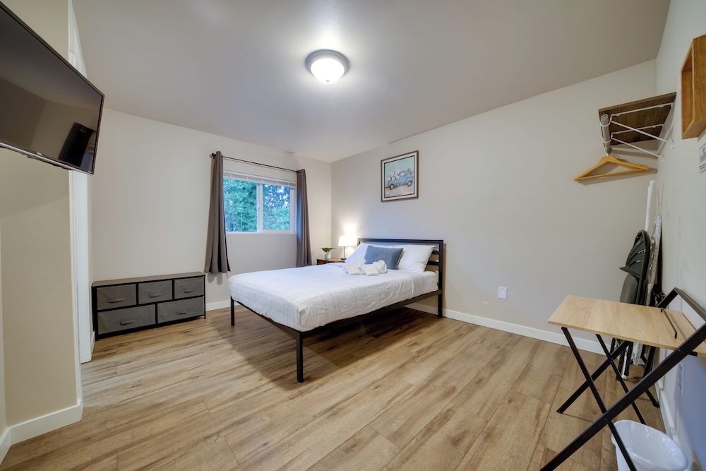 2 Mi to Lumen Field! 2nd-floor Apartment w/ Deck
