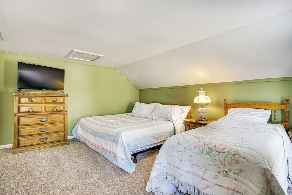 2 Mi to Road America: Pet-friendly Duplex!