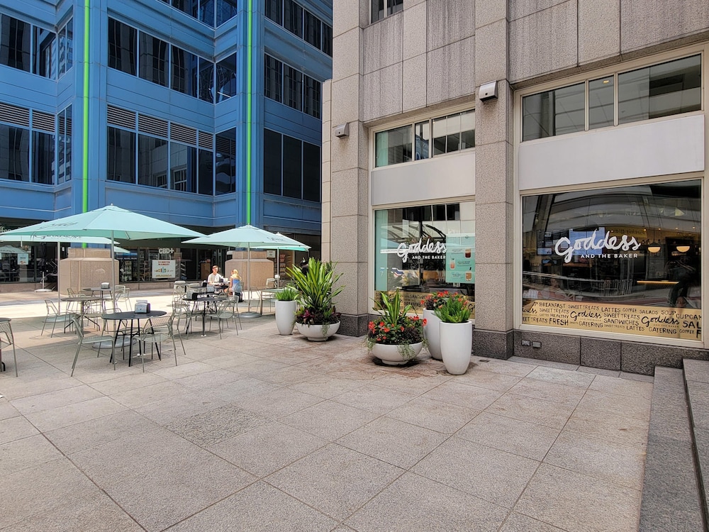 Urban Retreat 2BR Resort Amenities Downtown