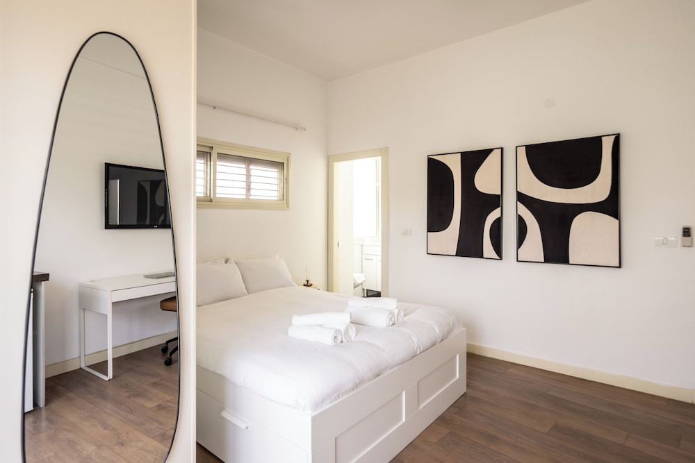 Heart of TLV Elegant Home by Sea N' Rent view 5