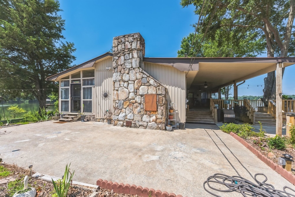 Lakeside Paradise: 4br Retreat On Neely Henry Lake 4 Bedroom Home by RedAwning view 3