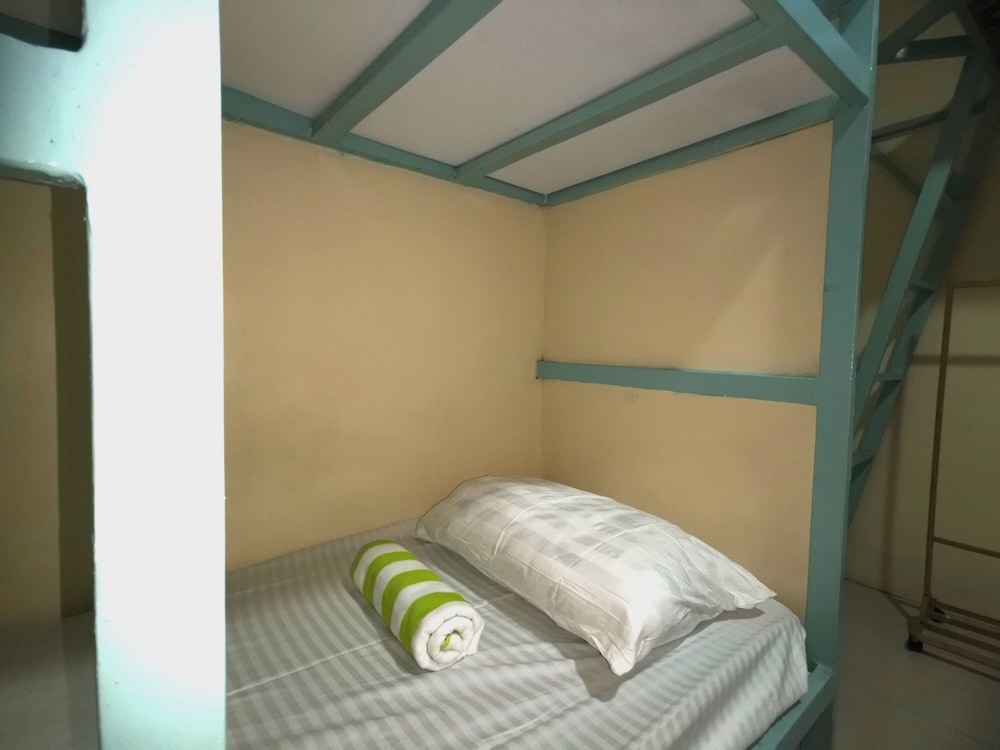 Resort’s Side Hostel near Shangrila