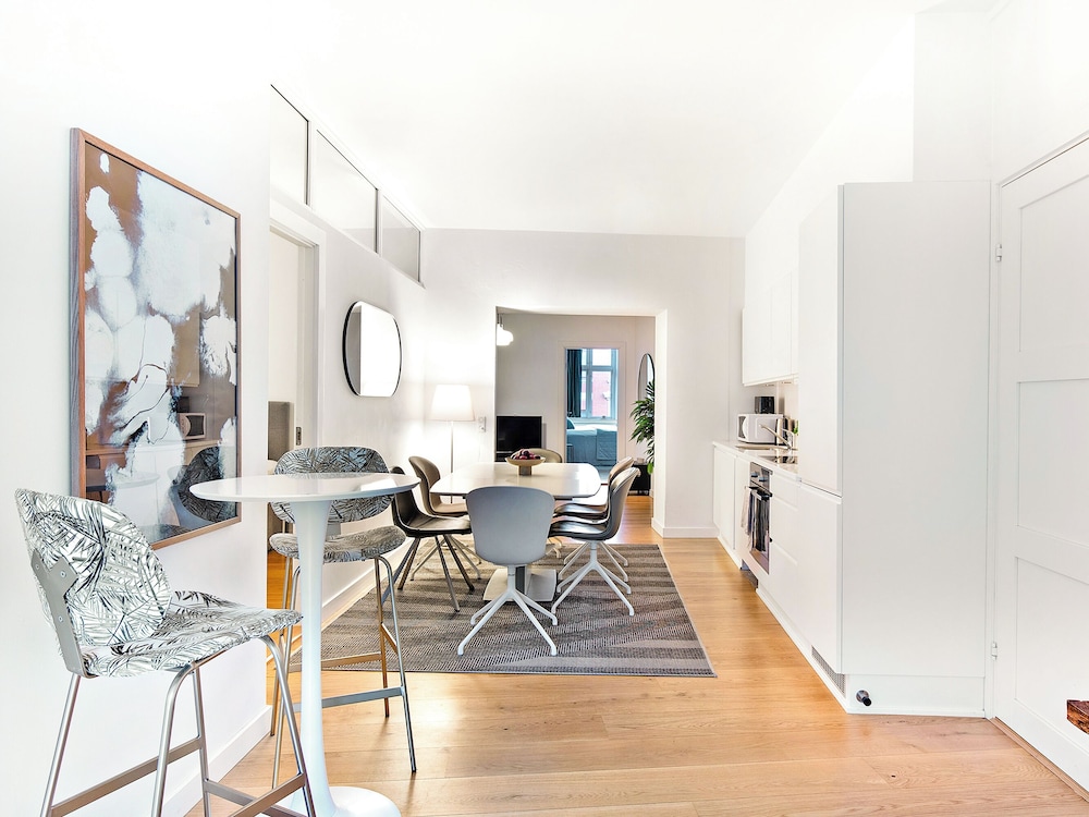 Sanders Leaves - Charming 3-bdr Apt With City View