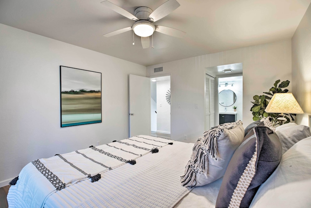 Modern Tempe Condo w/ Pool Access  4 Mi to ASU - Property Image 24