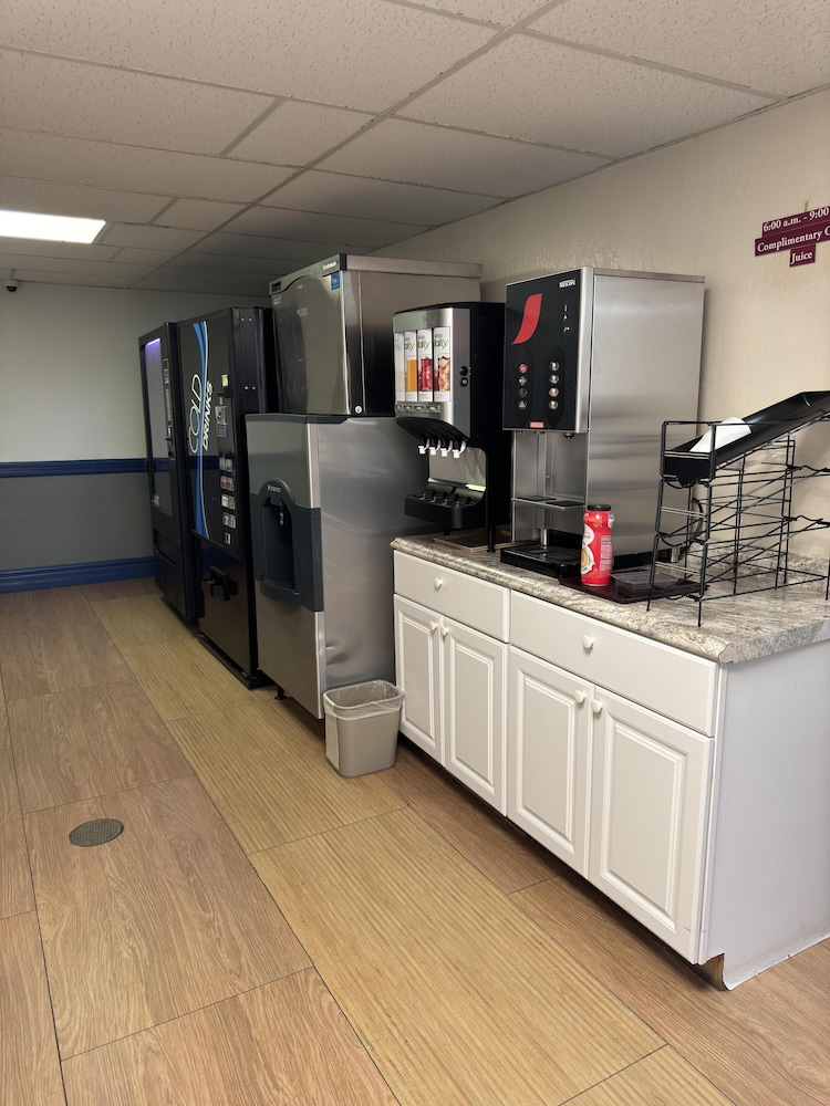 Econo Lodge - Property Image 15
