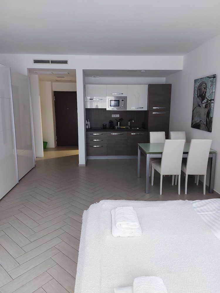 Smart Carrara Apartments