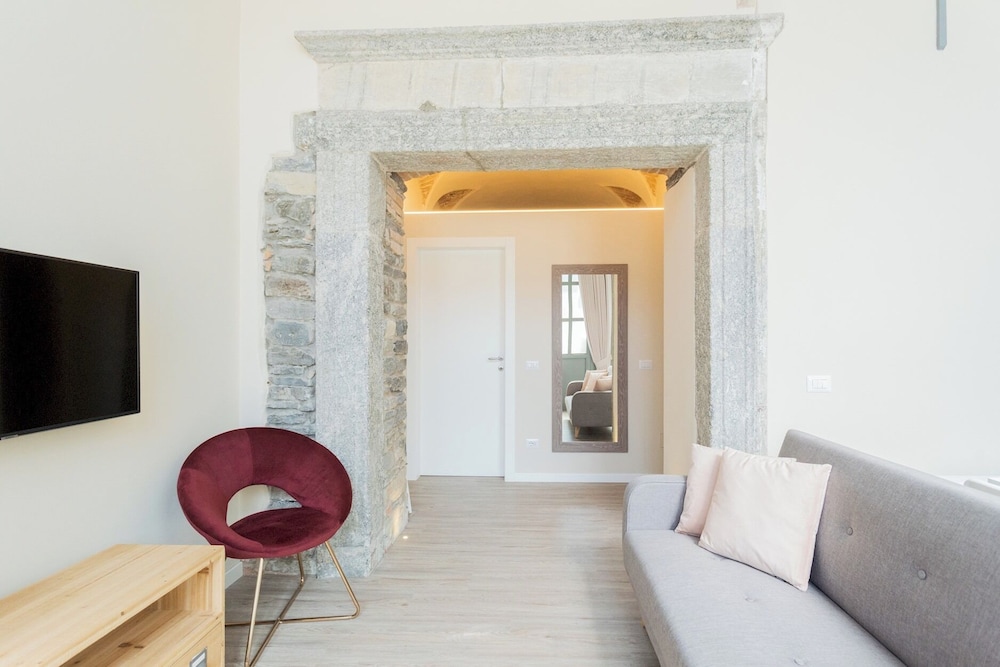 Romantic Escape City Centre With Jacuzzi & Parking by Rent all Como