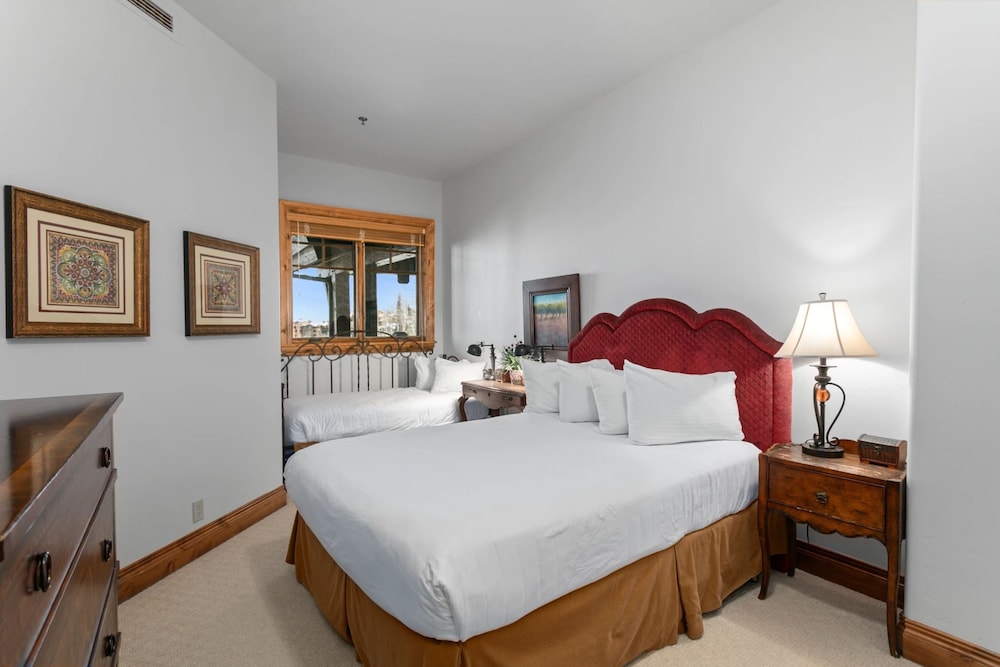 Grand Lodge - 3 Bedroom Deluxe #206 - Ski-in/out 3 Condo