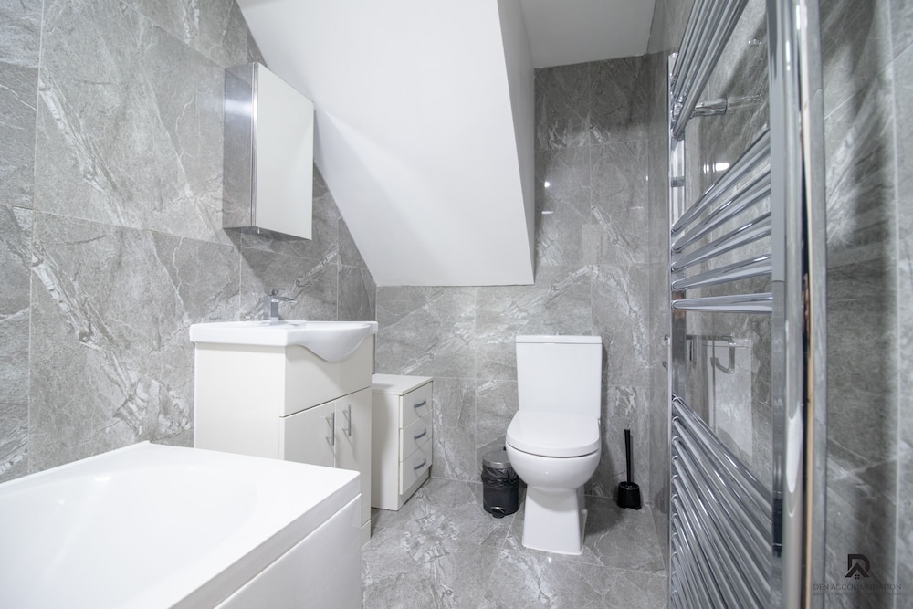 London Apt - Sleeps 4 - Parking - Wifi