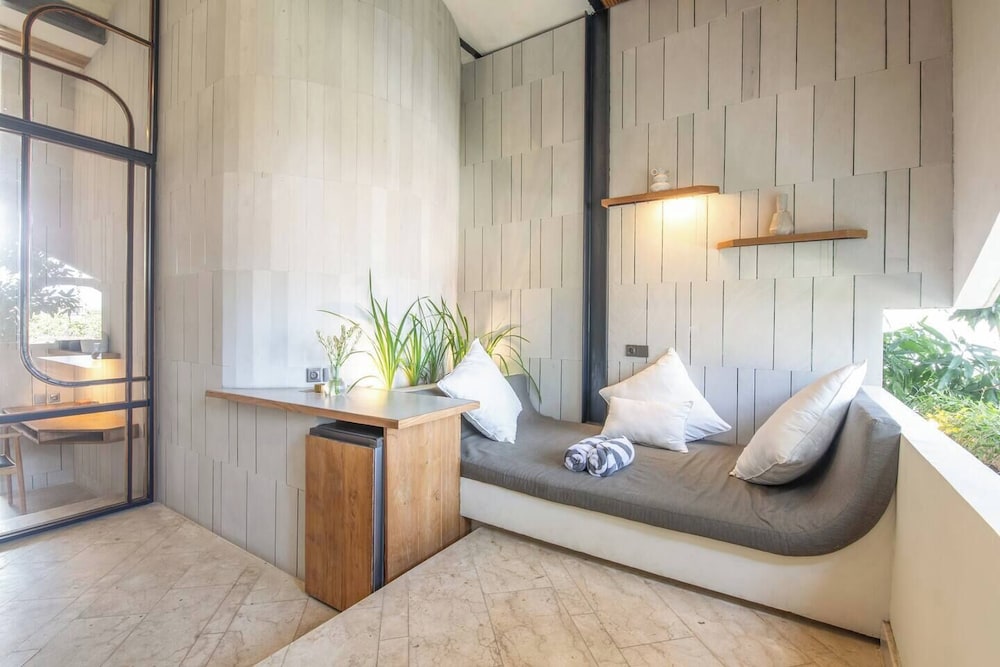 Exquisite 1-br Loft Art Deco Charm Shared Pool