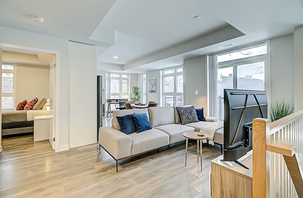 Modern 3BR Retreat Near Yorkdale Mall