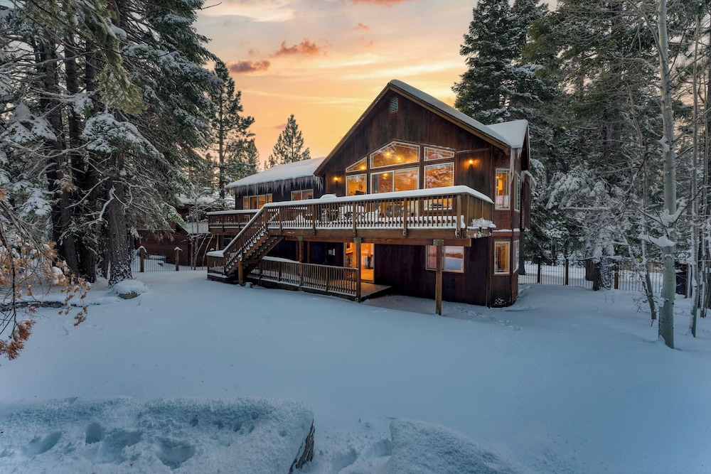 Cherry Hills Spacious Tahoe Cabin With Deck, Fireplace & Open Interiors